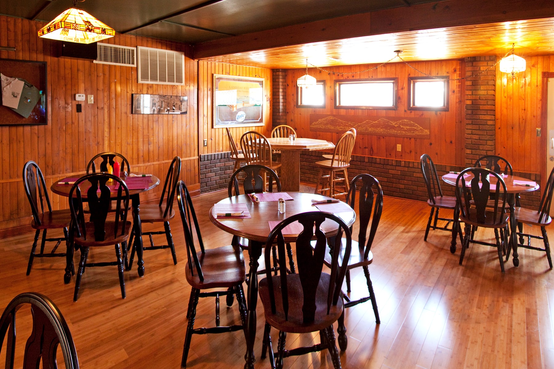 golden-frog-dining-room