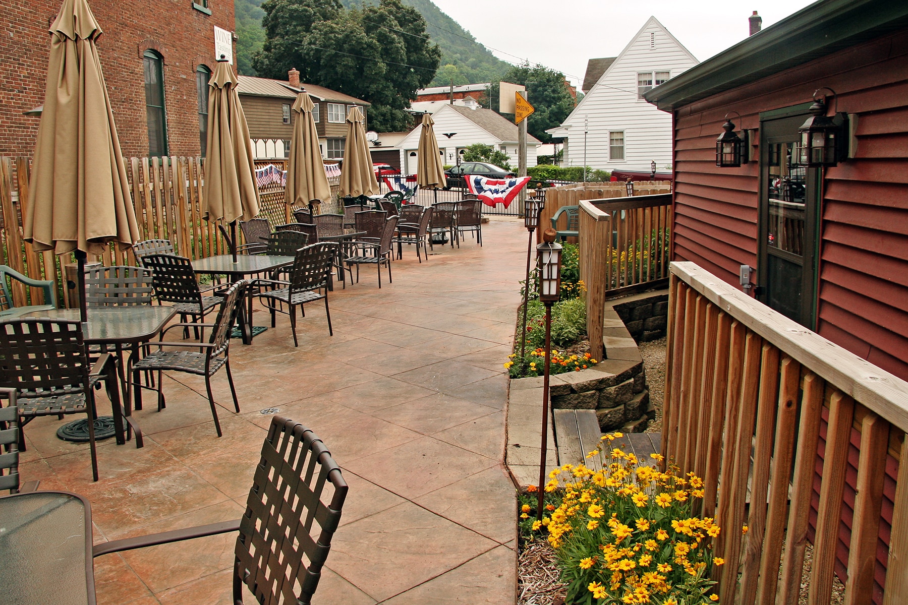 golden-frog-patio